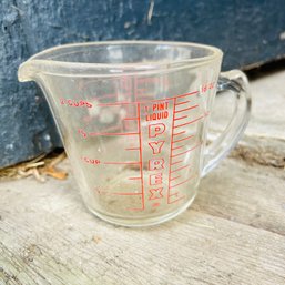 Vintage Glass Pyrex Measuring Cup (barn)