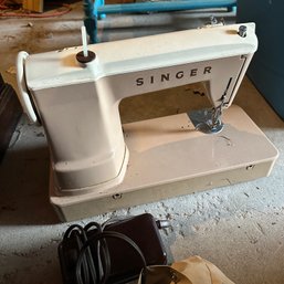 Beautiful Vintage Singer Sewing Machine In Case (Barn)