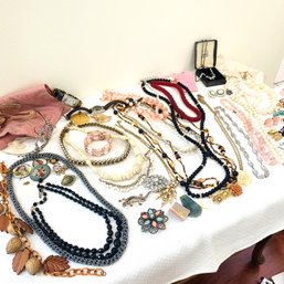 Wow! Large Lot Of Vintage Costume Necklaces, Watches, Brooches & More! (DR)