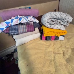 Bedroom Linen Lot Of Throws And Quilts (B1)