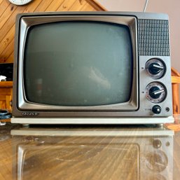 Retro QUASAR Television Set (DR)
