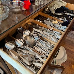Large Lot Of Vintage Cutlery (DR)