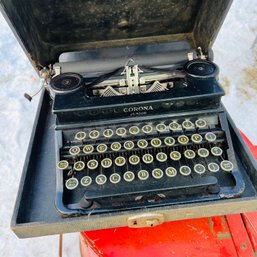 Vintage Corona Junior Typewriter In Case (Barn)