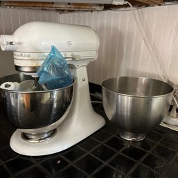 White KitchenAid Mixer With Extra Bowl & Attachments (Kitchen)