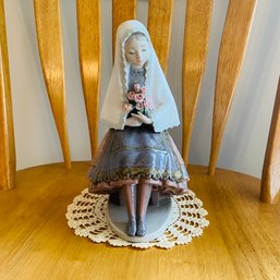 Lladro Daisa Girl Figurine 5127 (Dining Room)