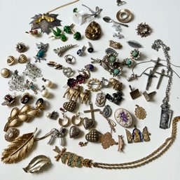 Jewelry Lot: Vintage Gold Toned & Silver Toned Necklaces, Brooches, Earrings & More