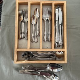 Oneida Deluxe Stainless Flatware, Service For 8 (Dining Room)