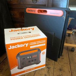 Wow! JACKERY Portable Power Station With 8 Solar Panels (attic)