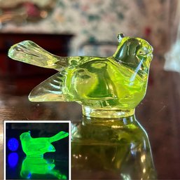 Wow! Miniature Uranium Glass Bird Figurine (DR)