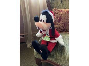 Holiday Plush Goofy (Living Room)