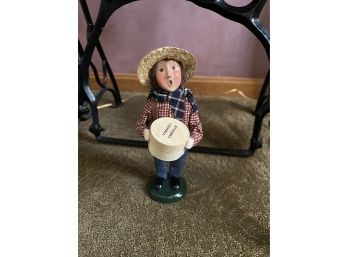 Byers' Choice The Christmas Loft Vermont Cheddar Caroler (Living Room)