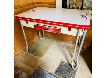 Vintage White & Red Trim Kitchen Table Enamel Metal With Expandable Slide Outs (first Floor Porch)