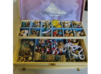 Vintage Jewelry Box With Costume Jewelry (Zone 1)