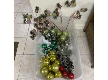 Miscellaneous Holiday Decor And Ornaments