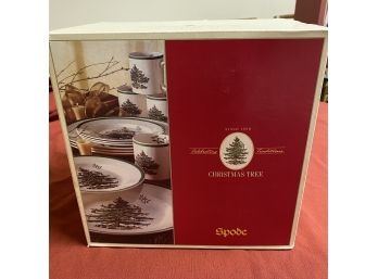 Spode Christmas Tree Twelve Piece Set No. 2 (Basement)