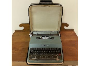 Olivetti Lettera 32 Typewriter With Carrying Case (Basement)