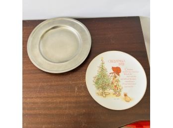 Vintage 1978 Hollie Hobbie Plate And Royal Holland Pewter Plate (TD)