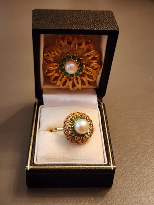 VINTAGE FAUX PEARL AND EMERALD RING AND BROOCH SET