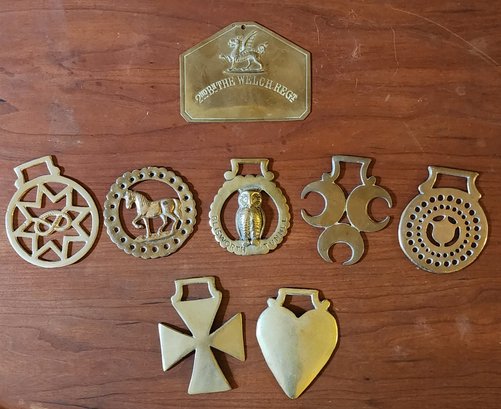 ASSORTED COLLECTION OF ANTIQUE HORSE BRASSES AND WELCH REGIMENT BADGE