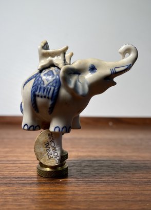 PORCELAIN WHITE AND BLUE ELEPHANT LAMPSHADE FINIAL