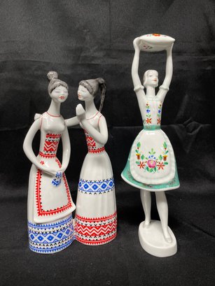 COLLECTION OF HOLLOWHAZA PORCELAIN FIGURINES