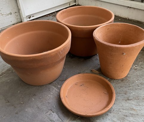 COLLECTION OF CLAY POTS