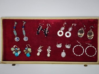 VINTAGE 8 PR COLLECTION OF EARRINGS AND STERLING GEMSTONE BROOCH