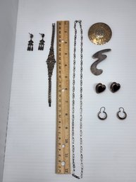 ASSORTED COLLECTION OF SILVER JEWELRY