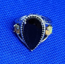 STERLING SILVER RING WITH FACETED SAPPHIRE CENTER STONE