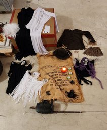 ASSORTED COLLECTION OF HALLOWEEN DECORATIONS