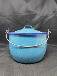 VINTAGE BLUE SPECKLED ENAMELWARE LIDDED STOCK POT