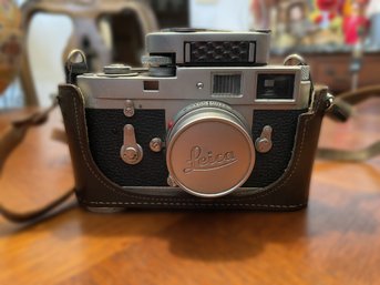 VINTAGE LEICA M2 CAMERA