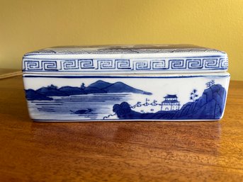 ANTIQUE CHINESE PORCELAIN QIANLONG MARK BLUE AND WHITE LANDSCAPE COVERED BOX