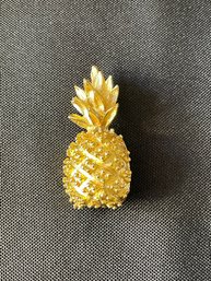 VINTAGE GOLD TONE TEXTURED PINEAPPLE BROOCH