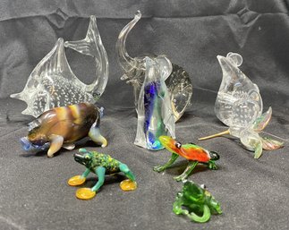 ASSORTED COLLECTION OF ART GLASS FIGURINES FEATURING FM KONSTGLAS FISH FROM SWEDEN