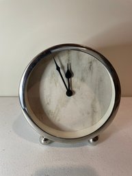 MINIMAL ROUND METALLIC SILVER TABLE CLOCK