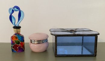 ASSORTED COLLECTION OF VINTAGE GLASS ART RECEPTACLES