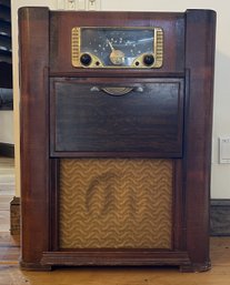 ANTIQUE 1940'S ZENITH RADIO AND TURNTABLE COMBO