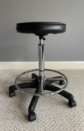 BACKLESS DRAFTING STOOL