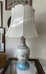 VINTAGE HAND PAINTED PORCELAIN ASIAN TABLE LAMP