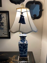 VINTAGE 1950'S MING STYLE BLUE AND WHITE PORCELAIN TABLE LAMP