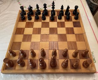 FOLDING CHESS BOARD CASE WITH CHESS PIECES