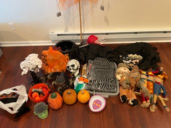 ASSORTED COLLECTION OF HALLOWEEN DECORATIONS