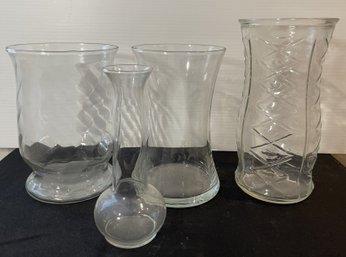 ASSORTED COLLECTION OF CLEAR GLASS VASES