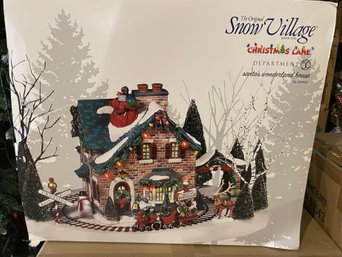 SANTA'S WONDERLAND HOUSE BY THE ORIGINAL SNOW VILLAGE CHRISTMAS DECORATION