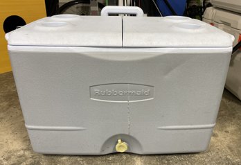 RUBBERMAID COOLER ON WHEELS WITH DRAIN PLUG