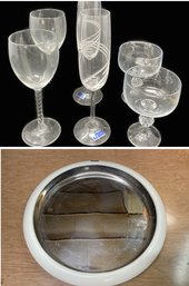 ASSORTED PAIR OF CHAMPAGNE AND WINE GLASSES WITH ROUND TRAY