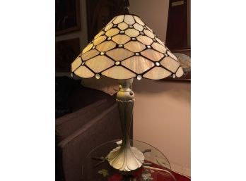 BEAUTIFUL IRREDESCENT STAINED-GLASS TABLE LAMP BY DALE TIFFANY INC