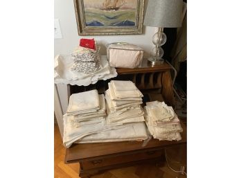 COLLECTION OF ASSORTED LINENS