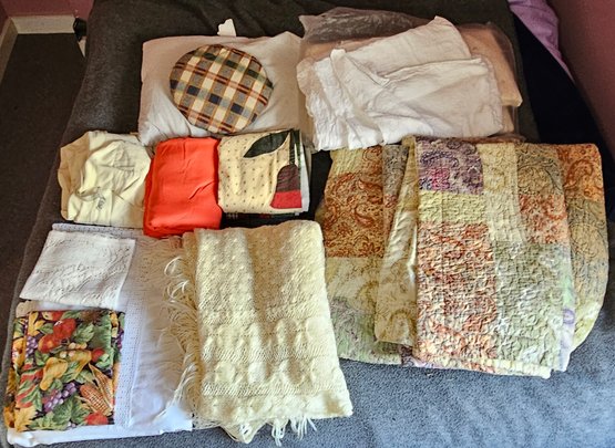 R7 - King Size Quilt Set With Shams And Other Assorted Linens